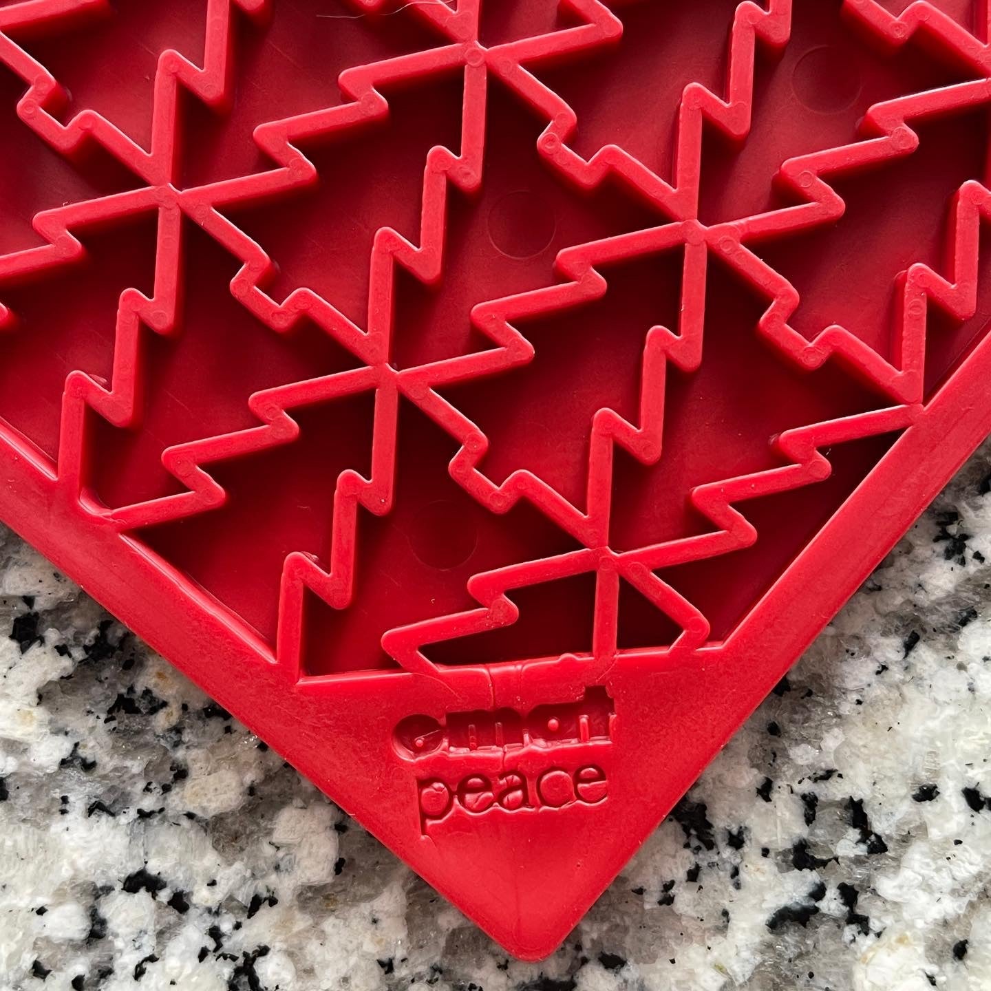SodaPup Peace Christmas Tree Emat – Red