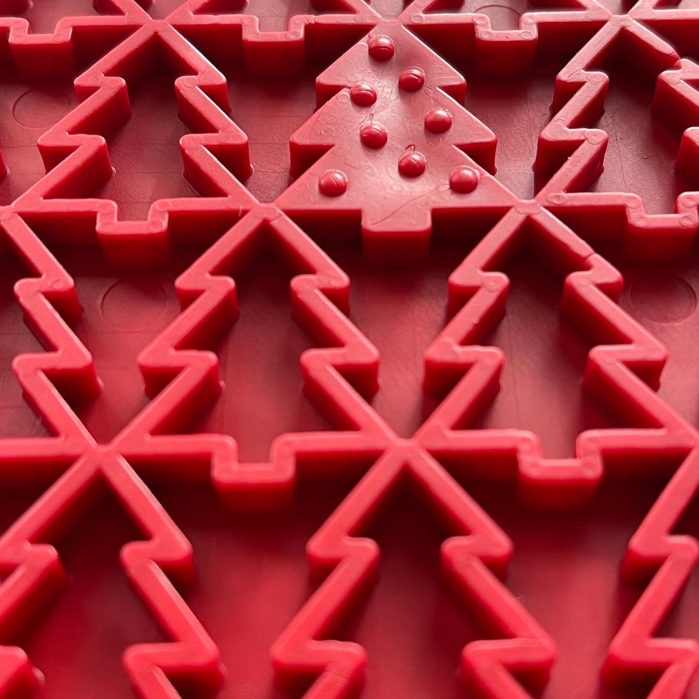 SodaPup Peace Christmas Tree Emat – Red